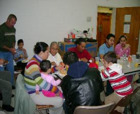 Cada domingo, despus del servicio de adoracin a Dios, la congregacin tiene un agradable momento de compartir, conversar y conocerse mejor.