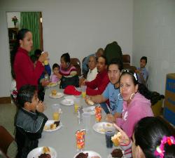 Se conversa abiertamente, en un ambiente amigable y fraternal.