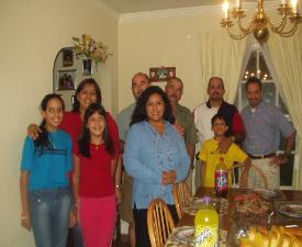Las familias de la congregacin tambin se invitan mutuamente a cenas en el hogar. En esta fotografa en casa del Pastor Rev.Noel Perez, se disponen a disfrutar de una deliciosa cena, teniendo como invitados a sta apreciada familia cubana que aparece en el medio de la fotografa.
